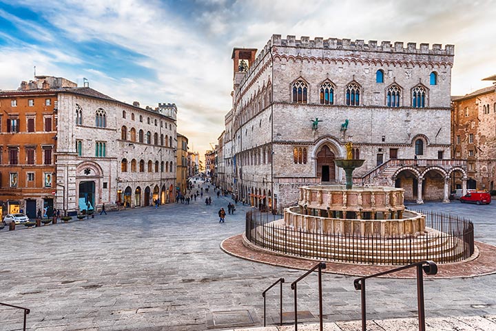 View of the scenic Piazza IV Novembre, the main square and masterpiece of medieval architecture in Perugia, Italy